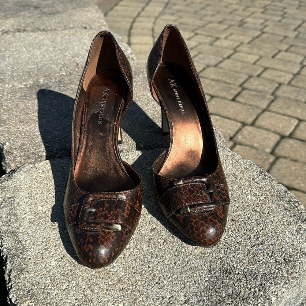 ANNE KLEIN~FAUX SNAKESKIN~3 1/2” HEELS~BUCKLE ON TOES~CUTOUT AT ARCH~NICE~BR